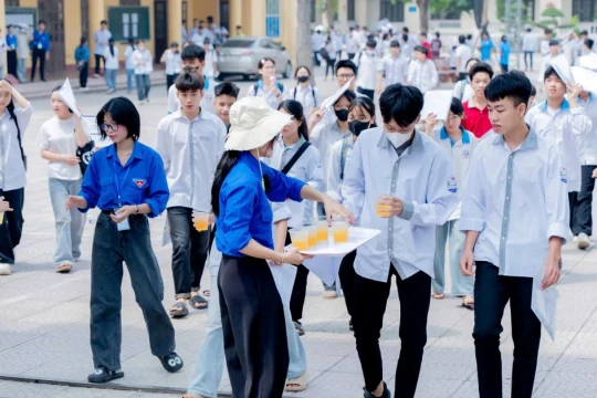 Cựu học sinh tiếp sức thí sinh thi vào lớp 10