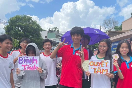 Tình nguyện viên làm bảng cổ động, viết thiệp tặng thí sinh thi vào lớp 10