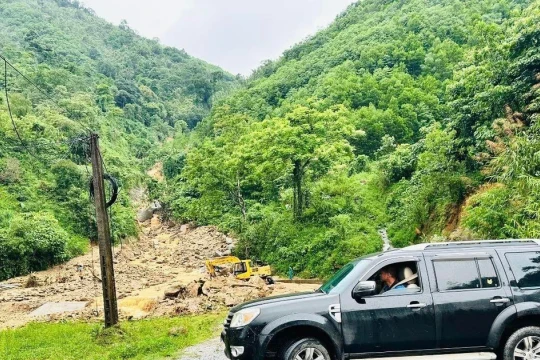 Vận chuyển an toàn bài thi của thí sinh Hà Giang qua vùng sạt lở do mưa lũ