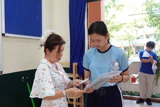 Thi tuyển sinh lớp 10: Hơn 76.000 thí sinh tại TP Hồ Chí Minh hồi hộp thi môn Ngữ văn