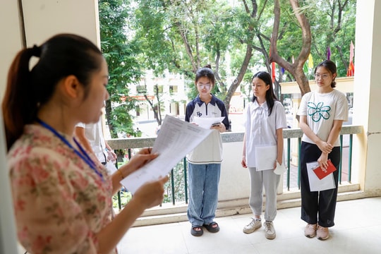 Sĩ tử Hà Nội học trắng đêm sát ngày thi lớp 10, nhiều em "tìm đường lui an toàn"