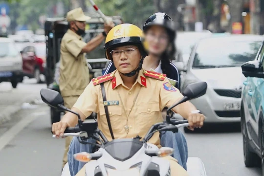 CSGT Hà Nội kịp thời hỗ trợ nữ sinh gặp sự cố trên đường đi thi vào lớp 10