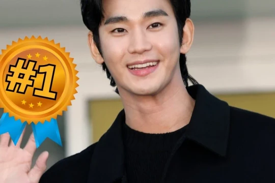 Kim Soo Hyun chễm chệ giành vị trí top 1 sao Hàn mặc bê bối chấn động