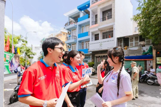 Rực sắc đỏ tình nguyện tại các điểm thi vào lớp 10 TPHCM