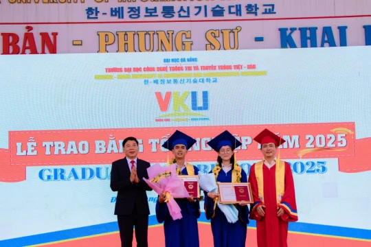 Trao bằng tốt nghiệp cho 300 sinh viên khóa 'đặc biệt' của Trường VKU