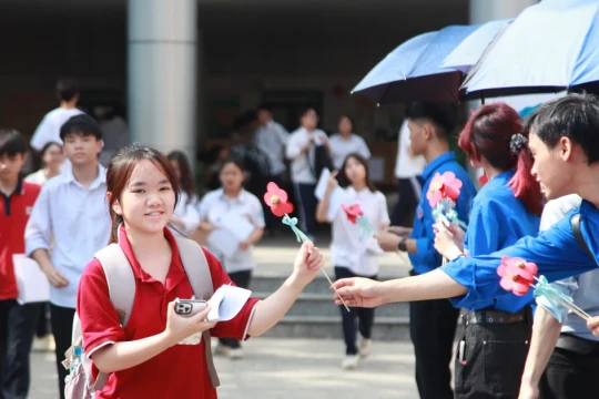 Thí sinh Hà Nội tươi cười, được tặng hoa sau khi hoàn thành bài thi Ngoại ngữ