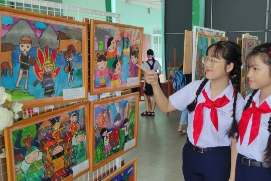 Khơi dậy tình yêu quê hương qua từng nét cọ trẻ thơ