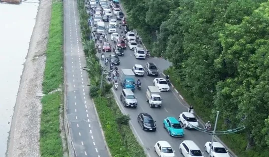 Sốt ruột nhìn đường dành riêng xe đạp ở Hà Nội không một bóng người