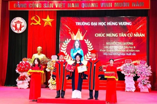 Điểm mới trao bằng tốt nghiệp và trao quyết định tuyển dụng ở Đại học Hùng Vương