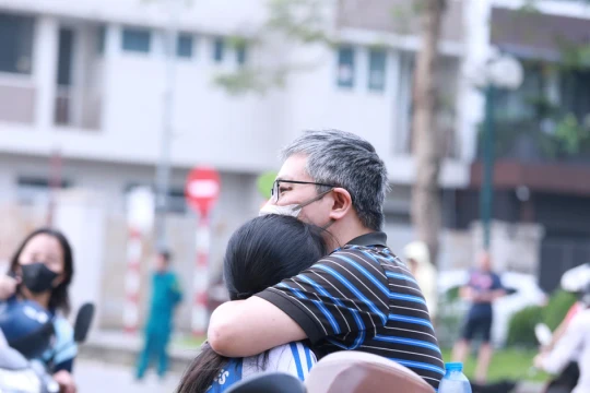 Phụ huynh Hà Nội truyền động lực cho sĩ tử thi môn Toán vào lớp 10