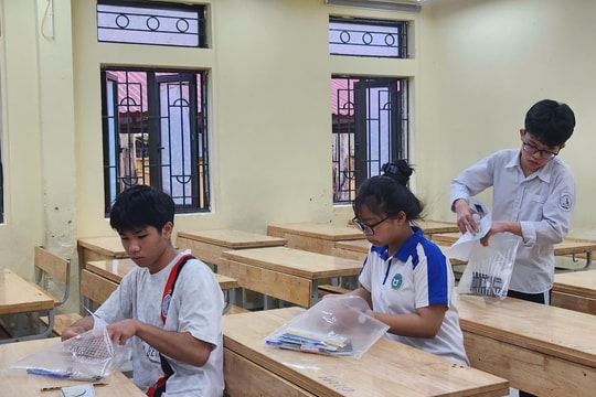 Các thí sinh trước giờ thi môn Toán, vẫn có em vội vàng đến sát giờ