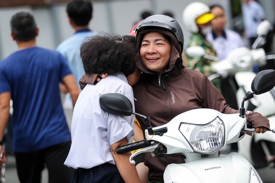 Muôn kiểu phụ huynh an ủi con sau khi thi
