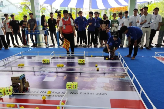 Sôi động sân chơi sáng tạo Robotics chủ đề Sông Hàn xanh của học sinh Đà Nẵng