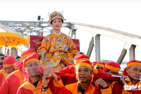Tranh cãi chuyện tái hiện hình ảnh Nam Phương hoàng hậu ngồi kiệu do... đội mai táng khiêng