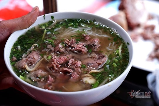 Bát bún, phở đồng loạt tăng 5.000 đồng, chủ quán nói do hành, thịt, cua đều gánh thêm thuế
