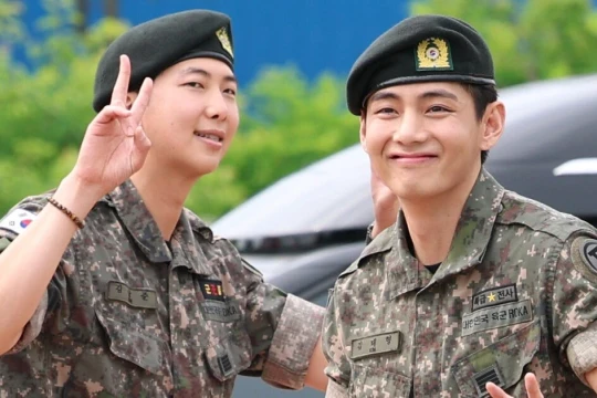 Người hâm mộ hò reo chào đón RM và V (BTS) xuất ngũ