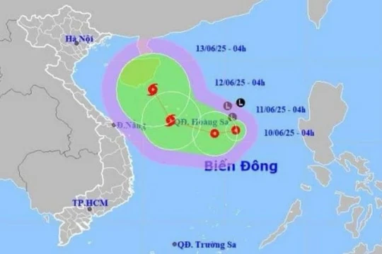 Áp thấp nhiệt đới trên Biển Đông mạnh lên thành bão với tốc độ 10-15km/giờ