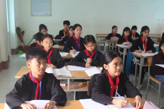 Chính sách miễn học phí: Học sinh vùng khó khăn yên tâm tới trường