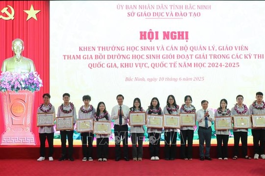Khen thưởng, động viên học sinh và giáo viên đạt thành tích xuất sắc