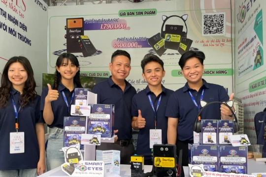 Học sinh lớp 12 chế tạo 'chiếc hộp thần kỳ' hỗ trợ người mù