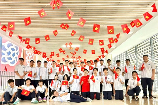Cả lớp đỗ trường chuyên Khoa học Tự nhiên