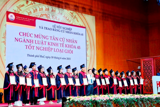 Trường Đại học Luật, Đại học Huế trao bằng tốt nghiệp cho 843 tân cử nhân