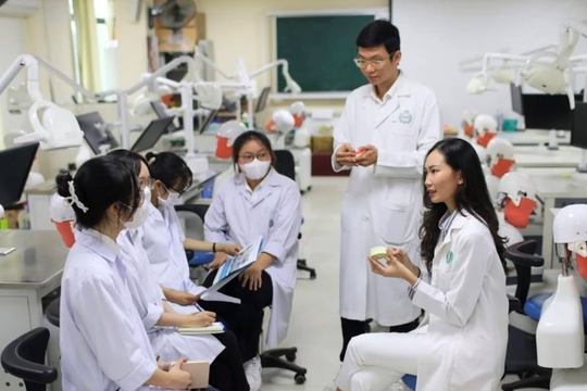 Trường Đại học Y Dược - ĐHQG Hà Nội lần đầu xét tuyển tổ hợp có môn Tiếng Anh