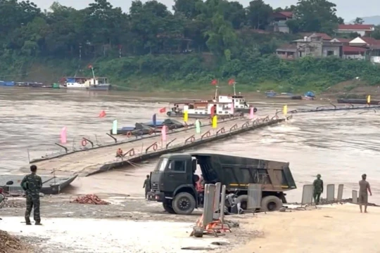 Tạm cắt khẩn cấp cầu phao Phong Châu ở Phú Thọ