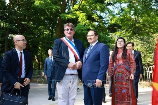 Thủ tướng dâng hoa tưởng niệm Chủ tịch Hồ Chí Minh tại Montreuil, Pháp