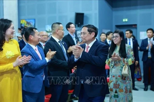 Thủ tướng Phạm Minh Chính gặp gỡ cộng đồng người Việt Nam tại Pháp