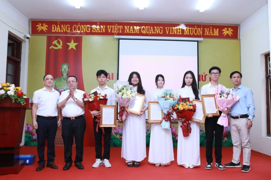 Hà Nội: 9 học sinh Trường THPT Lê Lợi được kết nạp Đảng