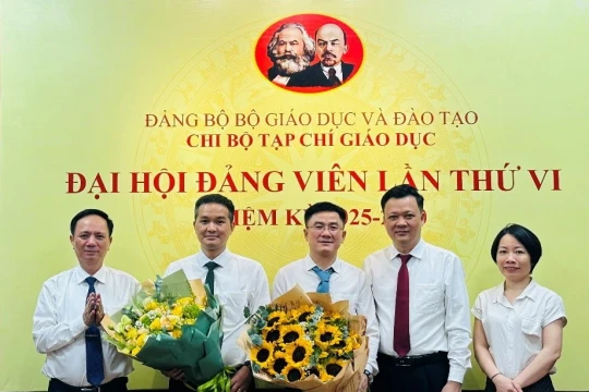 Tổng biên tập Nguyễn Tiến Trung được bầu là Bí thư Chi bộ Tạp chí Giáo dục