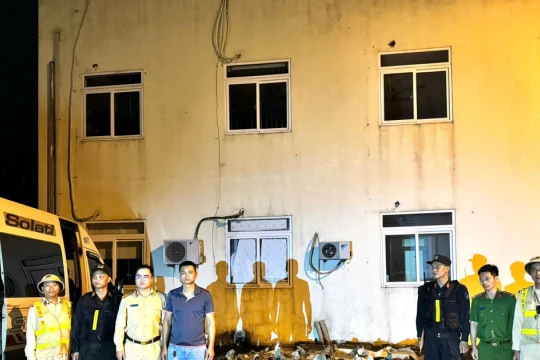 Phát hiện xe khách chở hàng trăm bình nghi là “khí cười”
