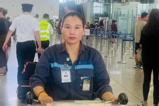 Nhân viên xe đẩy trả 100 triệu cho hành khách Hàn Quốc