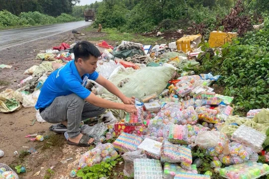 Bánh kẹo, đồ chơi trẻ em bị vứt thành đống bên đường ở Gia Lai