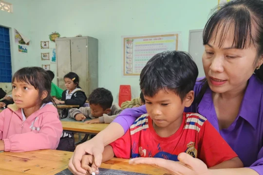 Gieo mầm ước mơ cho học trò nghèo vùng căn cứ cách mạng