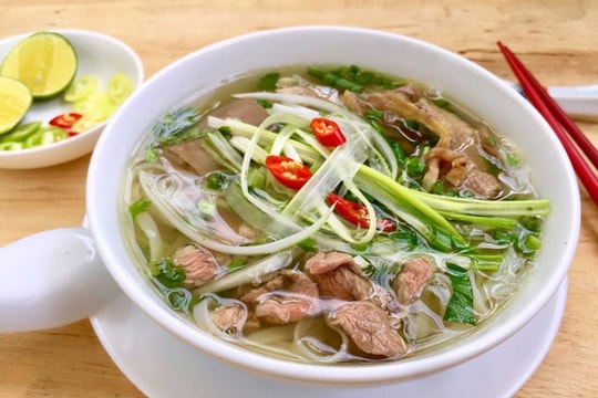 Bún, phở, bánh mỳ đồng loạt tăng giá: Chủ quán 'đổ tội' do thuế