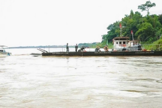Tạm thời vận hành phà quân sự phục vụ người dân qua cầu Phong Châu