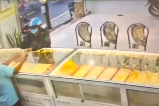 Nam thanh niên vờ mua vàng rồi bất ngờ cướp nhẫn bỏ chạy