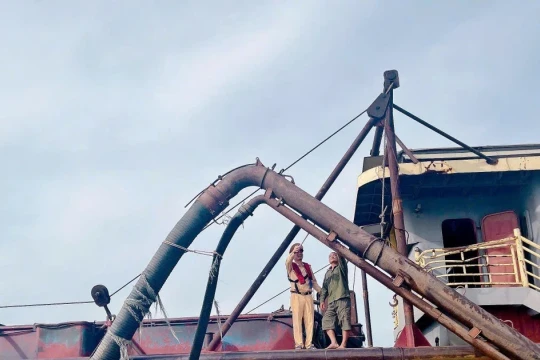 Hoán cải tinh vi phương tiện hút cát trái phép trên sông Hồng