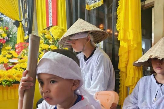 Quặn lòng 3 con thơ chưa mãn tang mẹ lại mất cha