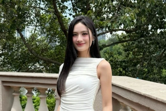 Hoa hậu Ý Nhi nhẹ nhàng đáp trả tin đồn đã bỏ học tại Úc