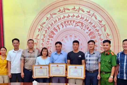 Khen thưởng 3 cá nhân cứu nữ sinh lớp 9 bị đuối nước trên sông Lô