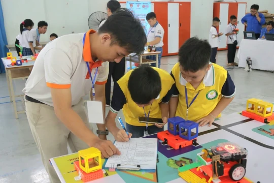 180 học sinh tranh tài lắp ráp, lập trình robot