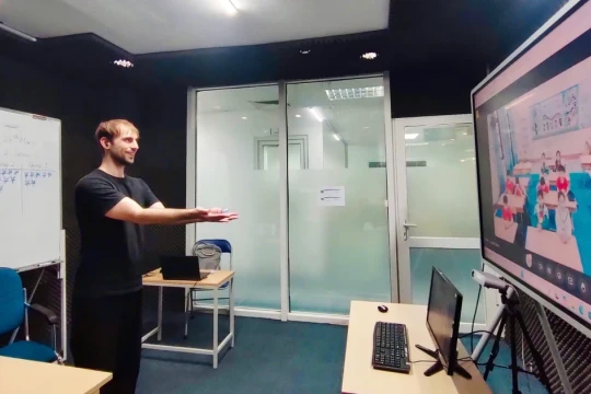 Đưa giáo viên bản ngữ và giáo trình chuẩn quốc tế tới từng lớp học