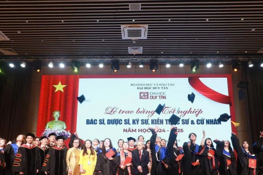 Đại học Duy Tân trao bằng tốt nghiệp cho gần 2.200 sinh viên