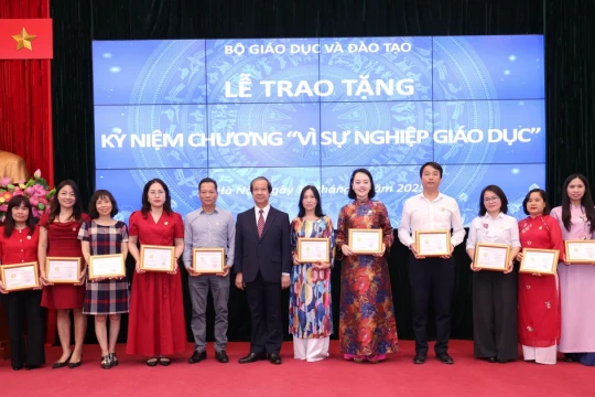Bộ GD&ĐT trao tặng Kỷ niệm chương Vì sự nghiệp giáo dục cho các nhà báo