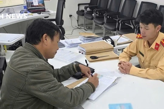 Vì sao tài xế 2 lần vượt đèn đỏ ở Lâm Đồng không bị xử phạt?
