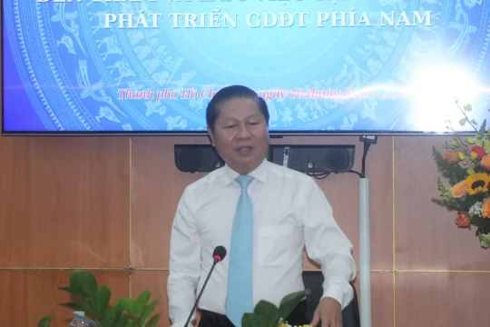 Thứ trưởng Lê Tấn Dũng làm việc với Trung tâm phát triển GD&ĐT phía Nam