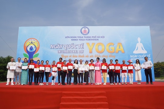 Gần 2.000 người tham gia Festival Yoga chào mừng Ngày Quốc tế Yoga 21/6 tại Hà Nội